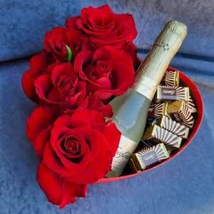 Crvene ruže, šampanjac i bajadera